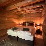 Unieke Boomhutten Met Hot Tub Door Bed En Boshuisjes *