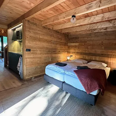 Unique Treehouses With Hot Tub By Bed En Boshuisjes
