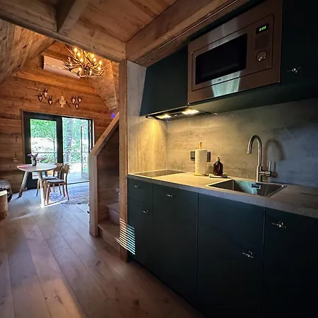Unique Treehouses With Hot Tub By Bed En Boshuisjes