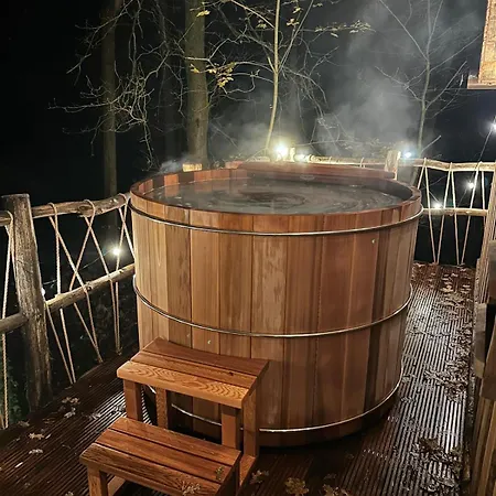 Unique Treehouses With Hot Tub By Bed En Boshuisjes Ойстервейк