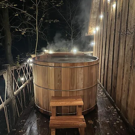 Дом отдыха Unique Treehouses With Hot Tub By Bed En Boshuisjes *