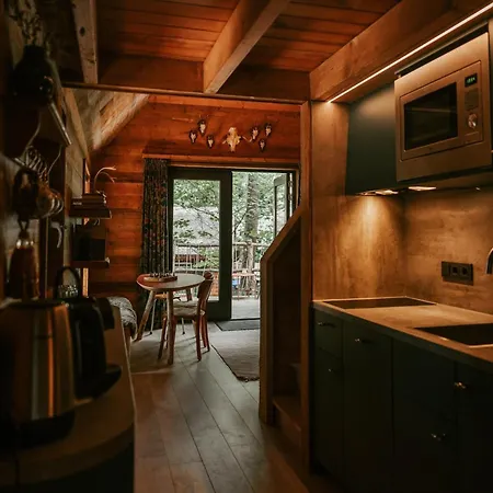 Unique Treehouses With Hot Tub By Bed En Boshuisjes