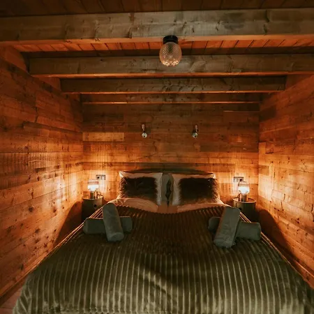 Unique Treehouses With Hot Tub By Bed En Boshuisjes Holiday home